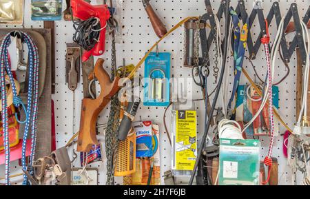 Detailbild eines PEG-Boards voller Werkzeuge und zufälliger Objekte Stockfoto