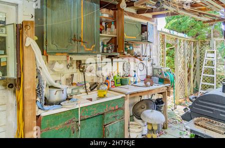 Workshop-Bereich im Freien voller Dinge Stockfoto