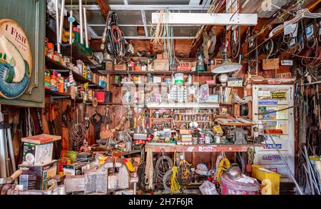 Garage Werkstatt mit Werkzeugen und Müll gefüllt Stockfoto