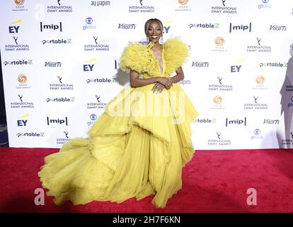 New York, Usa. 22nd. November 2021. Yvonne Orji trifft am Montag, den 22. November 2021, auf dem roten Teppich bei den International Emmy Awards 49th in der Casa Cipriani in New York City ein. Foto von John Angelillo/UPI Credit: UPI/Alamy Live News Stockfoto