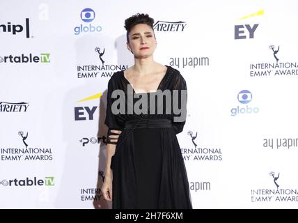 New York, Usa. 22nd. November 2021. Valeria Bertuccelli trifft am Montag, den 22. November 2021, auf dem roten Teppich bei den International Emmy Awards 49th in der Casa Cipriani in New York City ein. Foto von John Angelillo/UPI Credit: UPI/Alamy Live News Stockfoto