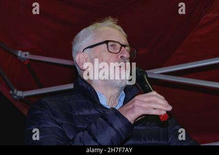 London, Großbritannien, 22nd. November 2021. Der Abgeordnete Jeremy Corbyn spricht vor der dritten Lesung und Abstimmung im parlament bei einer Protestkundgebung der Unite Union in Whitehall. Die Gewerkschaft, die 100.000 Beschäftigte im Gesundheitswesen vertritt, lehnt das Gesetz ab, da sie argumentiert, dass es Privatisierung zulassen, Kürzungen verursachen und keine ordnungsgemäße Prüfung der zugesagten Verträge zulassen wird. Kredit: Elfte Stunde Fotografie/Alamy Live Nachrichten Stockfoto