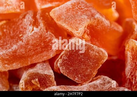 Nahaufnahme von Natural Farm hausgemachten kandierten Kürbisfrüchten mit Puderzucker bestreut, Lebensmittelhintergrund, Textur Stockfoto