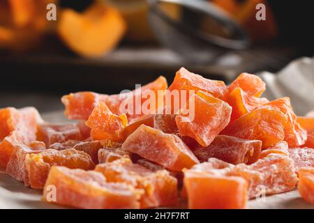 Kochen natürliche Farm hausgemachte kandierte Kürbisfrüchte mit Puderzucker bestreut Stockfoto