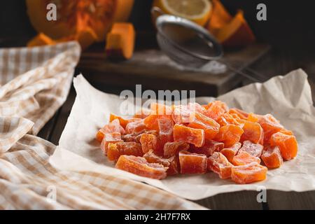 Kochen natürliche Farm hausgemachte kandierte Kürbisfrüchte mit Puderzucker bestreut Stockfoto