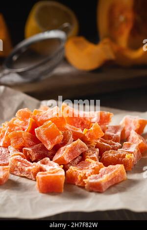 Kochen natürliche Farm hausgemachte kandierte Kürbisfrüchte mit Puderzucker bestreut Stockfoto