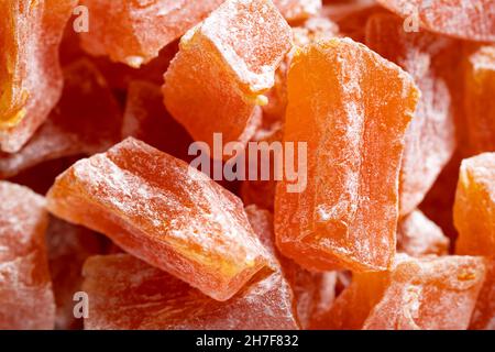 Nahaufnahme von Natural Farm hausgemachten kandierten Kürbisfrüchten mit Puderzucker bestreut, Lebensmittelhintergrund, Textur Stockfoto