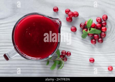 Hausgemachte, frische Preiselbeersoße in einem Glas-Soße-Boot, Draufsicht, flaches Lay. Stockfoto
