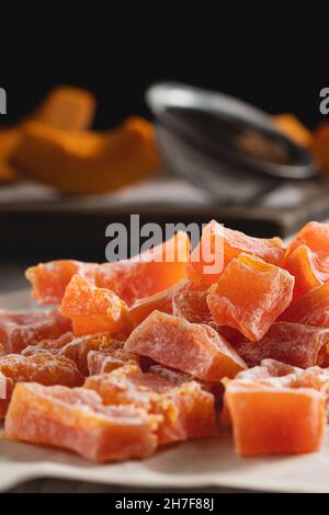 Kochen natürliche Farm hausgemachte kandierte Kürbisfrüchte mit Puderzucker bestreut Stockfoto