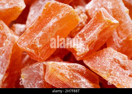 Nahaufnahme von Natural Farm hausgemachten kandierten Kürbisfrüchten mit Puderzucker bestreut, Lebensmittelhintergrund, Textur Stockfoto