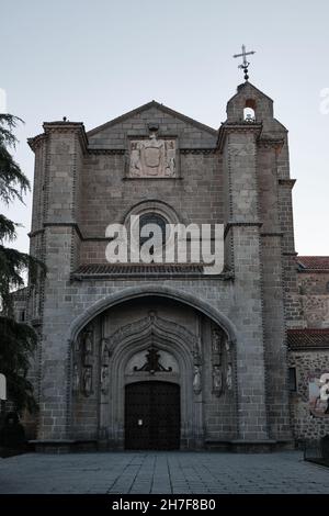 Königliches Kloster von St. Thomas (Real Monasterio de Santo Tomás) im Morgengrauen. Es ist ein Kloster der katholischen Könige von Spanien im gotischen Stil. Stockfoto