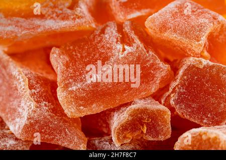 Nahaufnahme von Natural Farm hausgemachten kandierten Kürbisfrüchten mit Puderzucker bestreut, Lebensmittelhintergrund, Textur Stockfoto