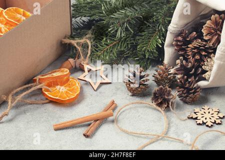 Null Abfall und umweltfreundliches weihnachtskonzept. Natürliche Dekorationen und Zweige eines Weihnachtsbaums auf dem Tisch. Stockfoto