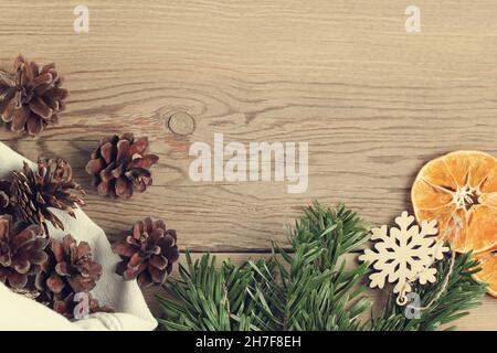 Null Abfall und umweltfreundliches weihnachtskonzept. Natürliche Dekorationen und Zweige eines Weihnachtsbaums auf dem Holztisch, Draufsicht, flaches Lay, Kopie Spas Stockfoto
