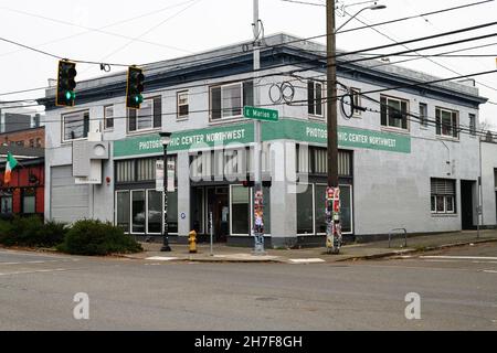 Seattle - 21. November 2021; Photographic Center Northwest Building an einer Straßenecke im First Hill Viertel von Seattle im November Stockfoto