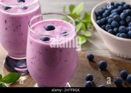 Hausgemachter Heidelbeer-Joghurt-Smoothie. Protein Shake mit Beeren. Stockfoto