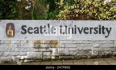 Seattle - 21. November 2021; Zeichen für Seattle University in der Stadt. Schilder sind in aufgehobenen schwarzen Buchstaben auf Stein auf Felswand Stockfoto