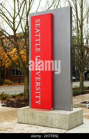 Seattle - 21. November 2021; Vertikales Schild für die Seattle University im First Hill Viertel. Es ist ein roter länglicher Block in einer größeren grauen Blockform Stockfoto