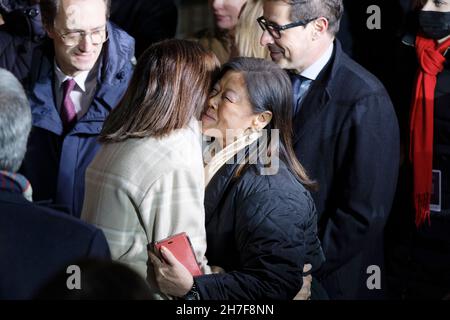 Paris, Frankreich. 21st. November 2021. Die Pariser Bürgermeisterin Anne Hidalgo und Jeanne d’Hauteserre nehmen an der Lancierung der Weihnachtsbeleuchtung in Paris, Frankreich, Teil. Stockfoto