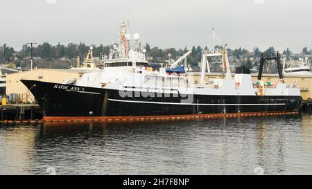 Seattle - 21. November 2021; die Trawlerin der American Seafoods Company Katie Ann am Dock in Interbay in Seattle. Stockfoto