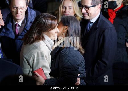 Paris, Frankreich. 21st. November 2021. Die Pariser Bürgermeisterin Anne Hidalgo und Jeanne d’Hauteserre nehmen an der Lancierung der Weihnachtsbeleuchtung in Paris, Frankreich, Teil. Stockfoto