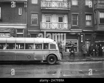 Busload von Stahlarbeitern, die nach Hause gehen, Aliquippa, Pennsylvania, USA, Jack Delano, U.S. Farm Security Administration, Fotosammlung des US Office of war Information, Januar 1941 Stockfoto