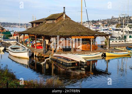 Seattle - 21. November 2021; Zentrum für Holzboote im South Lake Union Viertel von Seattle. Eine Vielzahl von Booten umgeben das Gebäude Stockfoto