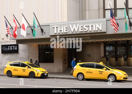 Seattle - 21. November 2021; The Westin Hotel in der Innenstadt von Seattle. Vor dem Eingang warten zwei gelbe Taxis mit Fahnen auf der Markise Stockfoto