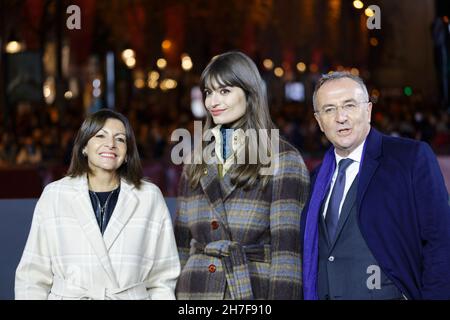 Paris, Frankreich. 21st. November 2021. Die Pariser Bürgermeisterin Anne Hidalgo, Clara Luciani und Marc-Antoine Jamet nehmen am Start der Weihnachtsbeleuchtung in Paris Teil. Stockfoto