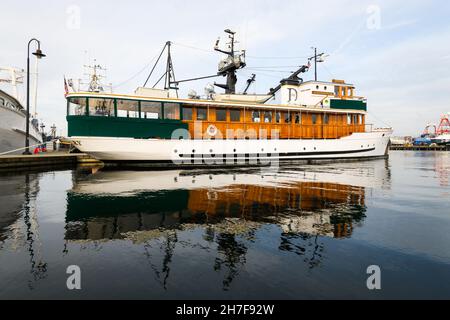 Seattle - 21. November 2021; Alaska Charter Luxus-Charter-Yacht MV Discovery am Dock im ruhigen Wasser des Fishermens Terminals im November Stockfoto