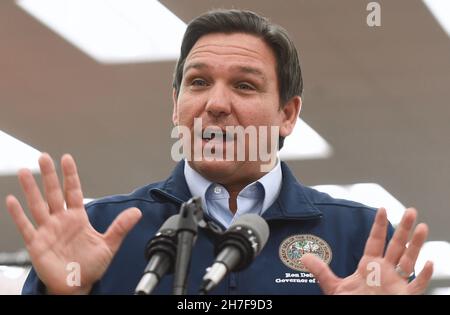 Dayton Beach, Usa. 22nd. November 2021. Florida Gov. Ron DeSantis spricht auf einer Pressekonferenz im Reisezentrum von Buc-ee, wo er seinen Vorschlag für eine Steuererleichterung von mehr als $1 Milliarden Gas für Floridas als Reaktion auf die steigenden Gaspreise, die durch die Inflation verursacht wurden, bekannt gab. DeSantis schlägt dem Florida-Gesetzgeber einen fünfmonatigen Gasteuer-Feiertag vor. Kredit: SOPA Images Limited/Alamy Live Nachrichten Stockfoto