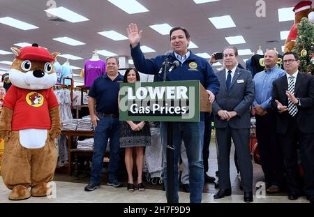 Dayton Beach, Usa. 22nd. November 2021. Florida Gov. Ron DeSantis spricht auf einer Pressekonferenz im Reisezentrum von Buc-ee, wo er seinen Vorschlag für eine Steuererleichterung von mehr als $1 Milliarden Gas für Floridas als Reaktion auf die steigenden Gaspreise, die durch die Inflation verursacht wurden, bekannt gab. DeSantis schlägt dem Florida-Gesetzgeber einen fünfmonatigen Gasteuer-Feiertag vor. Kredit: SOPA Images Limited/Alamy Live Nachrichten Stockfoto