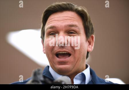 Dayton Beach, Usa. 22nd. November 2021. Florida Gov. Ron DeSantis spricht auf einer Pressekonferenz im Reisezentrum von Buc-ee, wo er seinen Vorschlag für eine Steuererleichterung von mehr als $1 Milliarden Gas für Floridas als Reaktion auf die steigenden Gaspreise, die durch die Inflation verursacht wurden, bekannt gab. DeSantis schlägt dem Florida-Gesetzgeber einen fünfmonatigen Gasteuer-Feiertag vor. Kredit: SOPA Images Limited/Alamy Live Nachrichten Stockfoto