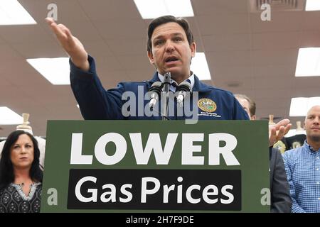 Dayton Beach, Usa. 22nd. November 2021. Florida Gov. Ron DeSantis spricht auf einer Pressekonferenz im Reisezentrum von Buc-ee, wo er seinen Vorschlag für eine Steuererleichterung von mehr als $1 Milliarden Gas für Floridas als Reaktion auf die steigenden Gaspreise, die durch die Inflation verursacht wurden, bekannt gab. DeSantis schlägt dem Florida-Gesetzgeber einen fünfmonatigen Gasteuer-Feiertag vor. Kredit: SOPA Images Limited/Alamy Live Nachrichten Stockfoto