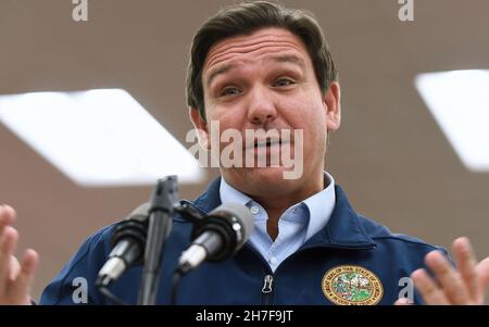 Dayton Beach, Usa. 22nd. November 2021. Florida Gov. Ron DeSantis spricht auf einer Pressekonferenz im Reisezentrum von Buc-ee, wo er seinen Vorschlag für eine Steuererleichterung von mehr als $1 Milliarden Gas für Floridas als Reaktion auf die steigenden Gaspreise, die durch die Inflation verursacht wurden, bekannt gab. DeSantis schlägt dem Florida-Gesetzgeber einen fünfmonatigen Gasteuer-Feiertag vor. (Foto von Paul Hennessy/SOPA Images/Sipa USA) Quelle: SIPA USA/Alamy Live News Stockfoto