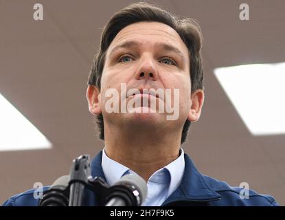 Dayton Beach, Usa. 22nd. November 2021. Florida Gov. Ron DeSantis spricht auf einer Pressekonferenz im Reisezentrum von Buc-ee, wo er seinen Vorschlag für eine Steuererleichterung von mehr als $1 Milliarden Gas für Floridas als Reaktion auf die steigenden Gaspreise, die durch die Inflation verursacht wurden, bekannt gab. DeSantis schlägt dem Florida-Gesetzgeber einen fünfmonatigen Gasteuer-Feiertag vor. (Foto von Paul Hennessy/SOPA Images/Sipa USA) Quelle: SIPA USA/Alamy Live News Stockfoto