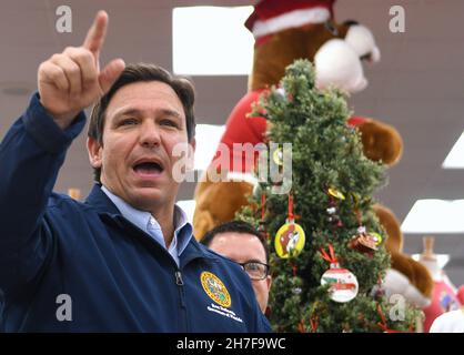 Dayton Beach, Usa. 22nd. November 2021. Florida Gov. Ron DeSantis spricht auf einer Pressekonferenz im Reisezentrum von Buc-ee, wo er seinen Vorschlag für eine Steuererleichterung von mehr als $1 Milliarden Gas für Floridas als Reaktion auf die steigenden Gaspreise, die durch die Inflation verursacht wurden, bekannt gab. DeSantis schlägt dem Florida-Gesetzgeber einen fünfmonatigen Gasteuer-Feiertag vor. (Foto von Paul Hennessy/SOPA Images/Sipa USA) Quelle: SIPA USA/Alamy Live News Stockfoto