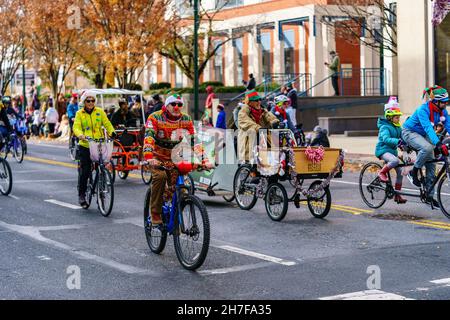 Harrisburg, PA, USA - 20. November 2021: Fahrradfahrer in Urlaubsoutfits fahren bei der jährlichen Harrisburg Holiday Parade. Stockfoto