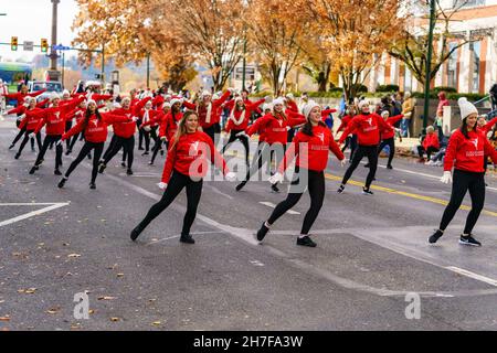 Harrisburg, PA, USA - 20. November 2021: Tänzer der Susquehanna Dance Academy treten bei der jährlichen Harrisburg Holiday Parade auf. Stockfoto