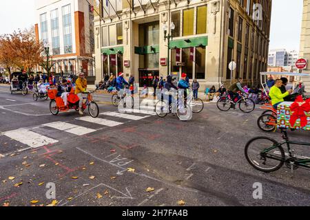 Harrisburg, PA, USA - 20. November 2021: Fahrradfahrer in Urlaubsoutfits fahren bei der jährlichen Harrisburg Holiday Parade. Stockfoto