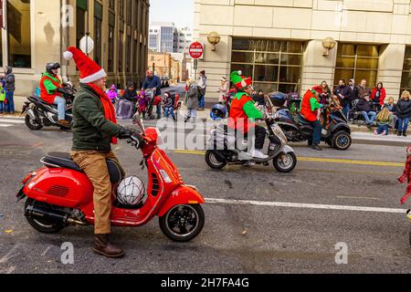 Harrisburg, PA, USA - 20. November 2021: Roller-Enthusiasten als Elfen gekleidet nehmen an der jährlichen Harrisburg Holiday Parade Teil. Stockfoto