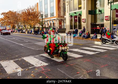 Harrisburg, PA, USA - 20. November 2021: Roller-Enthusiasten als Elfen gekleidet nehmen an der jährlichen Harrisburg Holiday Parade Teil. Stockfoto