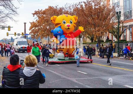 Harrisburg, PA, USA - 20. November 2021: Bei der jährlichen Harrisburg Holiday Parade wird ein großer Ballonwagen durch die Straße gezogen. Stockfoto