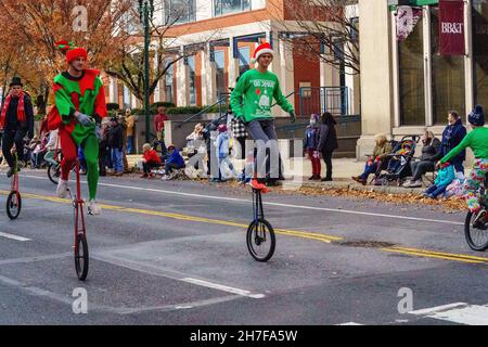 Harrisburg, PA, USA - 20. November 2021: Als Elfen gekleidete Einradfahrer fahren bei der jährlichen Harrisburg Holiday Parade. Stockfoto