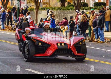 Harrisburg, PA, USA - 20. November 2021: Ein Spider-Roadster fährt bei der jährlichen Harrisburg Holiday Parade durch die Innenstadt. Stockfoto