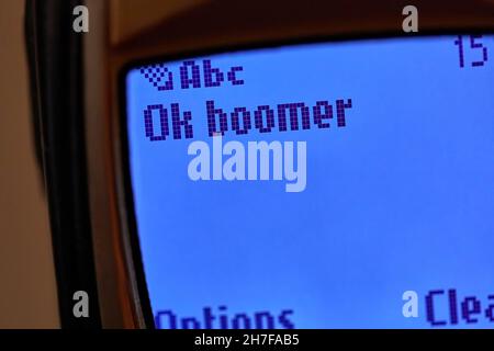 SMS-Nachricht mit OK-Boomer empfangen Stockfoto