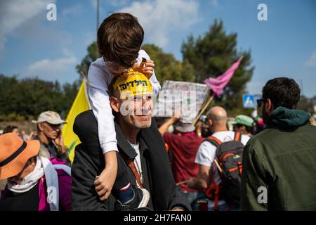 Jerusalem, Israel. 22nd. November 2021. Demonstration gegen das Corona-Virus-Notfallprotokoll, das vor dem israelischen Haus der gewählten - der Knesset - strickend und erweitert wurde. An einem bestimmten Punkt gelang es den Demonstranten, den Polizeiblock zu überqueren, der bald durch einen festeren ersetzt wurde. Die Demonstranten trugen Zeichen gegen den Impfzwang, Kinderimpfstoffe, medizinische Tyrannei, Green Badge und die Verlängerung der seit Juli 2020 geltenden Notfallprotokolle. Kredit: Matan Golan/Alamy Live Nachrichten Stockfoto