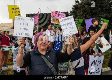 Jerusalem, Israel. 22nd. November 2021. Demonstration gegen das Corona-Virus-Notfallprotokoll, das vor dem israelischen Haus der gewählten - der Knesset - strickend und erweitert wurde. An einem bestimmten Punkt gelang es den Demonstranten, den Polizeiblock zu überqueren, der bald durch einen festeren ersetzt wurde. Die Demonstranten trugen Zeichen gegen den Impfzwang, Kinderimpfstoffe, medizinische Tyrannei, Green Badge und die Verlängerung der seit Juli 2020 geltenden Notfallprotokolle. Kredit: Matan Golan/Alamy Live Nachrichten Stockfoto