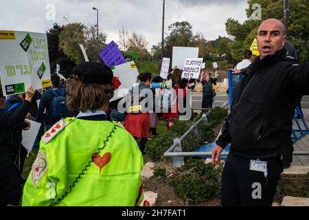 Jerusalem, Israel. 22nd. November 2021. Demonstration gegen das Corona-Virus-Notfallprotokoll, das vor dem israelischen Haus der gewählten - der Knesset - strickend und erweitert wurde. An einem bestimmten Punkt gelang es den Demonstranten, den Polizeiblock zu überqueren, der bald durch einen festeren ersetzt wurde. Die Demonstranten trugen Zeichen gegen den Impfzwang, Kinderimpfstoffe, medizinische Tyrannei, Green Badge und die Verlängerung der seit Juli 2020 geltenden Notfallprotokolle. Kredit: Matan Golan/Alamy Live Nachrichten Stockfoto