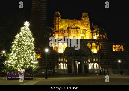 London, Großbritannien, 22nd. November 2021. Außenansicht der Westminster Cathedral, vor einer Totenmesse für den Abgeordneten Sir David Amess am Dienstagmorgen. Der zweite Gottesdienst für Sir David wird es Parlamentariern ermöglichen, nach einem privaten Begräbnis für Familie und Freunde in Southend-on-Sea teilzunehmen. Kredit: Elfte Stunde Fotografie/Alamy Live Nachrichten Stockfoto